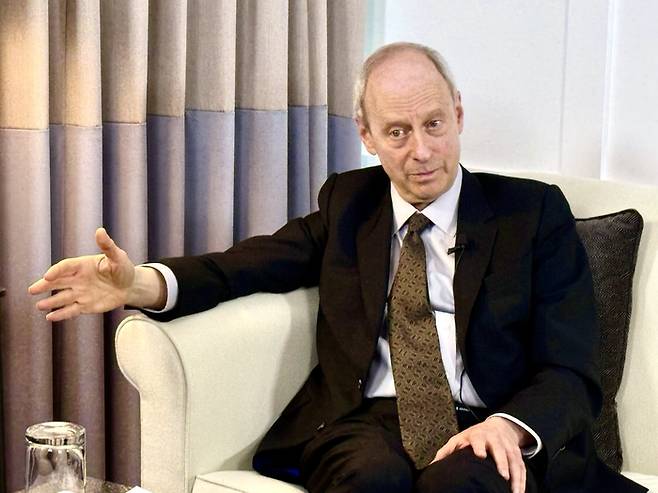 ‘세계적 정치철학 석학’ 마이클 샌델 하버드대 교수가 11일(현지시간) 미국 메사추세츠 케임브리지에서 진행된 매일경제·MBN과의 인터뷰에서 질문에 답하고 있다. [MBN]