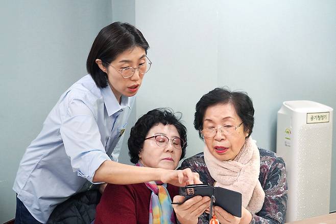 17일 서울 중랑노인복지관에서 진행된 '찾아가는 시니어 디지털 스쿨'에서 수강생이 스마트폰 기능 학습에 집중하고 있다. 카카오