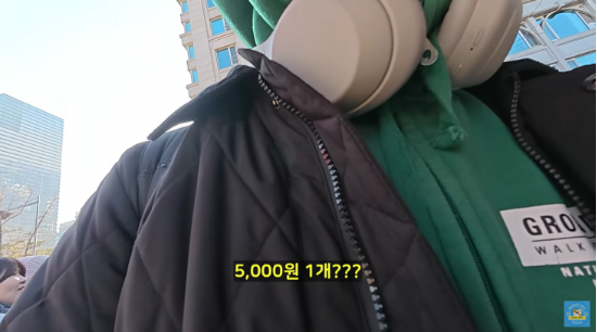 윤석열 대통령 탄핵 촉구 집회가 열린 지난 14일 서울 여의도 한 노점상에서 유튜버 A 씨가 어묵 1개 5000원이라는 말에 놀라 재차 되묻고 있다. (유튜브 채널 ‘갈비두잇’ 갈무리)