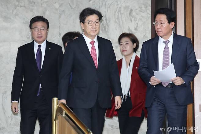 (서울=뉴스1) 이광호 기자 = 권성동 국민의힘 대표 권한대행 겸 원내대표가 17일 오전 서울 여의도 국회에서 열린 원내대책회의에 참석하고 있다. 2024.12.17/뉴스1  Copyright (C) 뉴스1. All rights reserved. 무단 전재 및 재배포,  AI학습 이용 금지. /사진=(서울=뉴스1) 이광호 기자