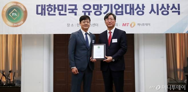 ㈜타이거컴퍼니 김범진 대표(오른쪽)가 '2024 대한민국 유망기업대상' 수상 후 머니투데이 송기용 전무(왼쪽)와 함께 기념 촬영을 하고 있다../사진=김휘선 기자 hwijpg@