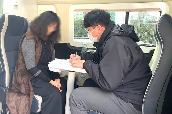 마음안심버스에서 상담이 진행되고 있다. [영등포구 제공]