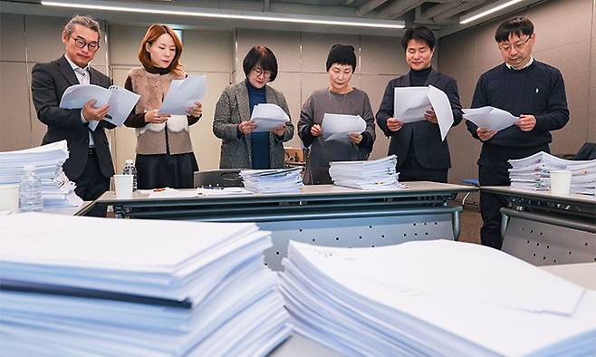 지난 6일 서울 용산 세계일보 사옥에서 한국 문학의 미래를 이끌고 나갈 신진 작가의 산실 세계일보 신춘문예 2025년 예심이 열리고 있다. 왼쪽부터 박지웅 시인, 안보윤 소설가, 안현미 시인, 정길연 소설가, 해이수 소설가, 오태호 평론가.최상수 기자