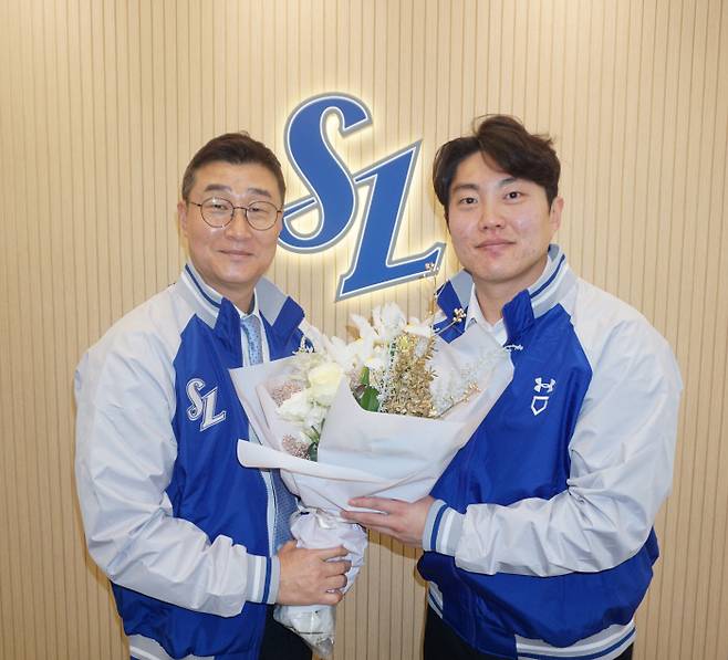 삼성과 FA 잔류 계약을 맺은 류지혁(오른쪽)과 이종열 삼성 단장. 삼성라이온즈 제공