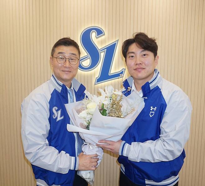 ▲ FA 내야수 류지혁이 삼성 라이온즈에 남는다. 류지혁은 4년간 최대 26억원을 받을 수 있는 계약서에 사인했다. 계약금 3억원, 4년 연봉 합계 17억원, 4년간 인센티브 합계 6억원의 조건이다. ⓒ삼성 라이온즈