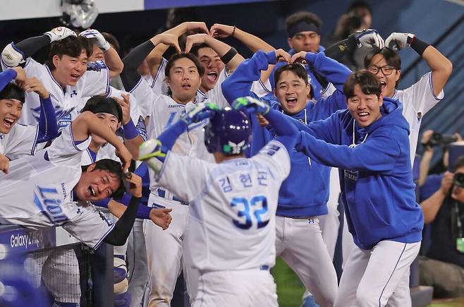 ▲ 김헌곤이 LG와의 플레이오프 2차전에서 홈런을 치고 들어오자 동료들이 하트 세리머니로 화답하고 있다. 김헌곤은 올 시즌 종료 후 FA 권리를 행사했고 삼성과 2년 총액 6억원에 사인했다. ⓒ삼성 라이온즈