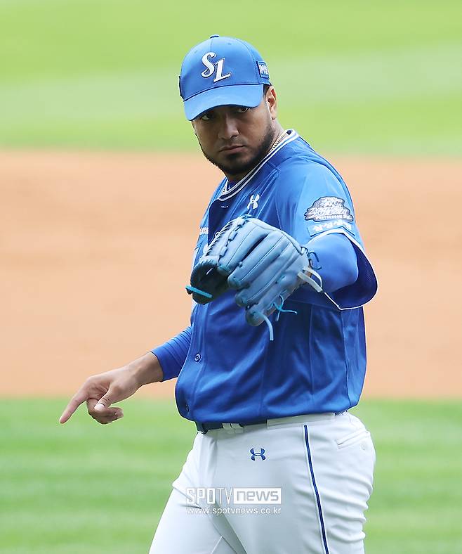 ▲ 삼성 외국인투수 데니 레예스가 10월 19일 서울 잠실구장에서 열린 2024 신한 SOL뱅크 KBO 포스트시즌 LG와의 플레이오프 4차전에서 7이닝 3피안타 2사구 2탈삼진 무실점으로 쾌투하면서 1-0 승리의 주인공이 됐다. ⓒ곽혜미 기자