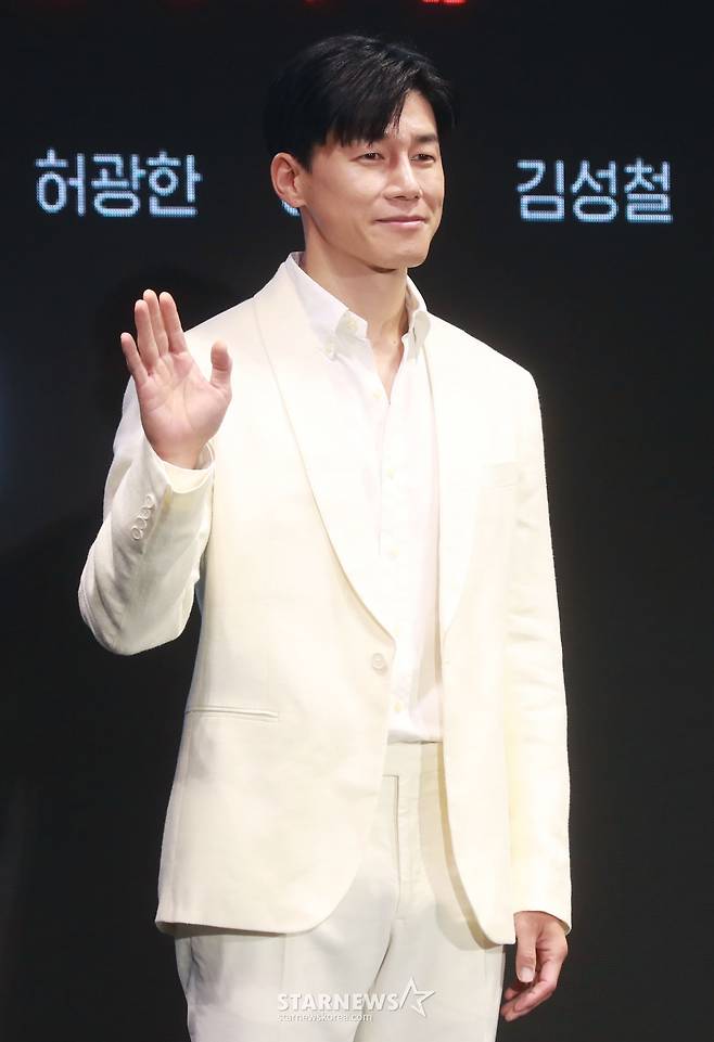 배우 김무열이 24일 오전 서울 여의도 콘래드 호텔에서 진행된 디즈니+ 오리지널 시리즈 '노웨이아웃: 더 룰렛' 제작발표회에 참석해 포즈를 취하고 있다. 희대의 흉악범이 출소하자 200억 원의 현상금을 건 '공개살인청부'가 벌어지는 가운데, ‘죽이려는 자’와 ‘살아남으려는 자’ 사이에서 펼쳐지는 대결을 그린 '노웨이아웃: 더 룰렛'은 오는 31일 공개된다. /2024.07.24 /사진=이동훈