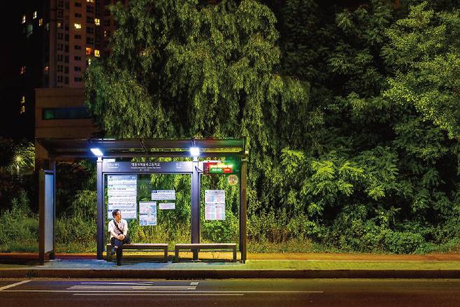 일을 마치고 밤 11시 55분에 막차를 기다리는 아버지의 모습이 담긴 작품명 ‘23:55’