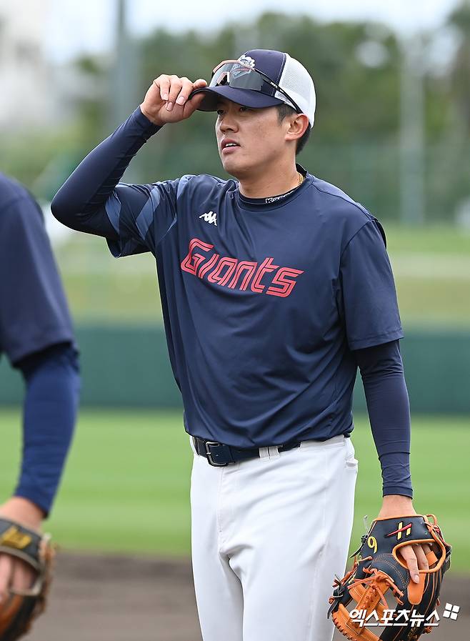 일본 오키나와현 니시자키 구장에서 롯데 자이언츠 2차 스프링캠프가 진행됐다. 롯데 오선진이 캐치볼로 몸풀기를 하고 있다. 엑스포츠뉴스DB