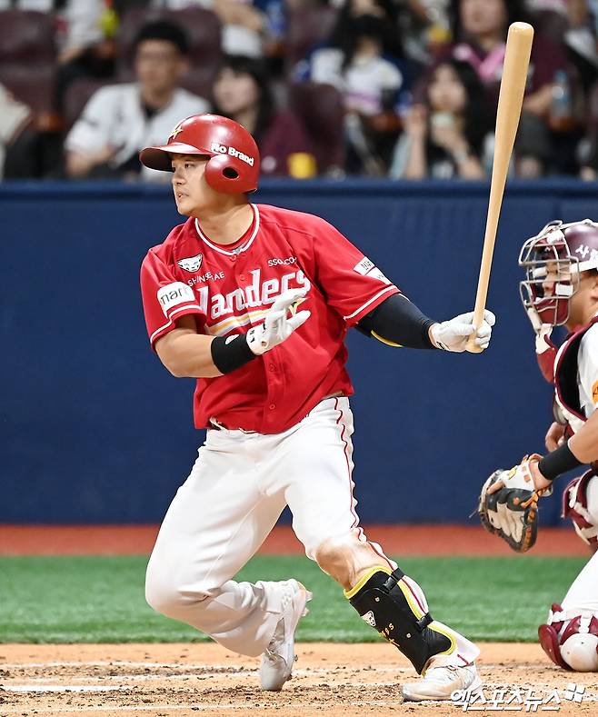 서울 구로구 고척스카이돔에서 열린 '2024 신한 SOL Bank KBO리그' SSG 랜더스와 키움 히어로즈의 경기, 4회초 2사 1루 SSG 강진성이 중전안타를 날리고 있다. 엑스포츠뉴스DB