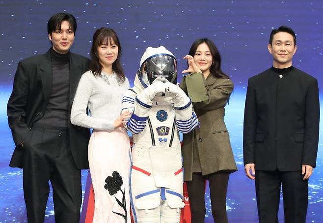 배우 이민호(왼쪽부터)와 공효진, 한지은, 오정세가 18일 오후 서울 구로구 신도림 더 세인트에서 열린 tvN 새 토일드라마 ‘별들에게 물어봐’ (극본 서숙향, 연출 박신우) 제작발표회에 참석해 포즈를 취하고 있다.(사진=뉴스1)