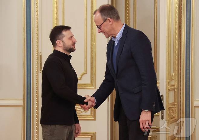 9일(현지시간) 우크라이나 키이우에서 볼로디미르 젤렌스키 대통령(좌)이 독일의 프리드리히 메르츠 기독교민주당 대표(우)를 맞이하며 손을 흔들고 있다. 2024.12.09/ ⓒ 로이터=뉴스1 ⓒ News1 권진영 기자