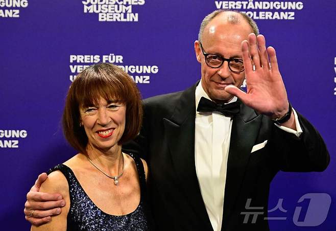 독일 베를린 유대인 박물관에서 열린 '이해와 관용상' 시상식에 참석한 프리드리히 메르츠 독일 기독교민주당 대표가 그의 아내 샬롯과 카메라를 향해 인사하고 있다. 2024.11.16/ ⓒ AFP=뉴스1 ⓒ News1 권진영 기자