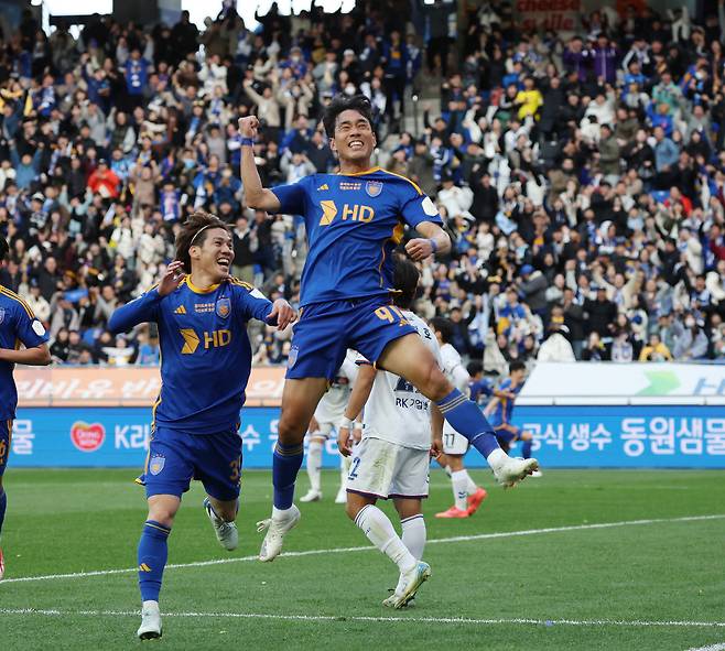 골 세리머니 하는 박주영

    (울산=연합뉴스) 김용태 기자 = 23일 울산 문수축구경기장에서 열린 프로축구 하나은행 K리그1 2024 울산 HD와 수원FC의 경기에서 울산 박주영이 팀의 네 번째 골을 넣고 환호하고 있다. 2024.11.23