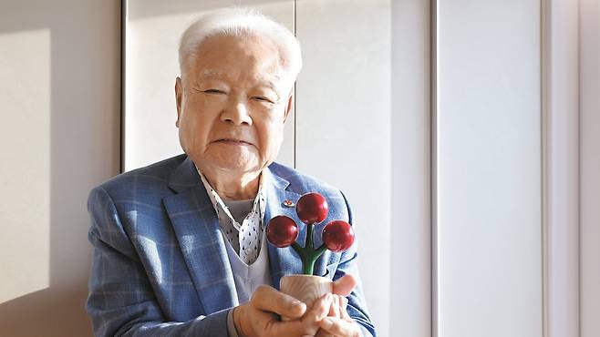 13일 서울 강서구 한 실버타운에서 양한종씨가 사회복지공동모금회의 상징인 ‘사랑의 열매’를 들어 보이고 있다. 그는 10억원 이상 기부자 모임인 ‘아너 소사이어티 오플러스(opulus)’ 회원이다. 지난 7월 "탈북민들이 대한민국 사회에 잘 정착하도록 돕는 데 써달라"며 10억원을 기부했다. /고운호 기자