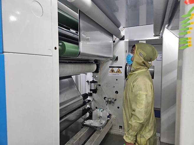 14일 오후 ICH의 베트남 박장(Bac Giang) 공장에서 현장 직원이 생산 설비를 살피고 있다. /오귀환 기자