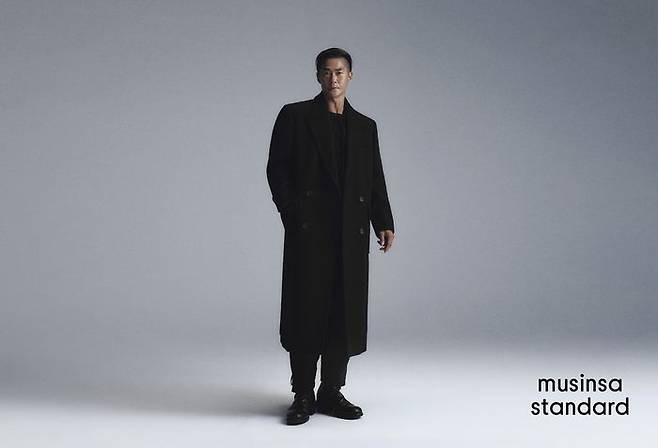 무신사 스탠다드 ‘울 블렌드 대디 숄더 롱 폴로 코트’를 착용한 배우 배정남 화보.ⓒ무신사 스탠다드