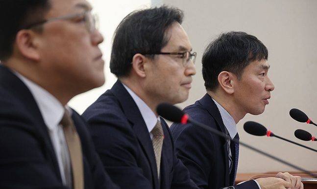 이복현 금융감독원장(맨 오른쪽)이 18일 서울 여의도 국회에서 열린 정무위원회 전체회의에서 의원질의에 답하고 있다. 왼쪽부터 김병환 금융위원장, 한기정 공정거래위원장. ⓒ 연합뉴스