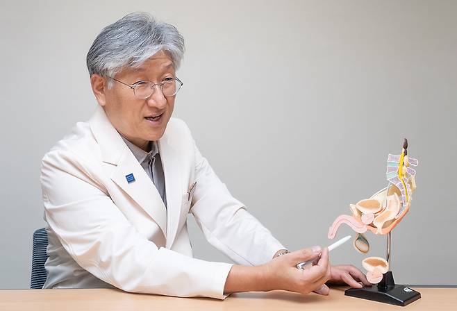 삼성서울병원 비뇨의학과 서성일 교수(대한비뇨의학회 신임 회장)는 “전립선암은 전 세계적으로 가장 발생률이 높은 남성 암”이라며 “거세 저항성 전립선암의 경우 생존율이 더욱 낮기 때문에 치료가 매우 중요하다”고 말했다. /정하림 헬스조선 객원기자