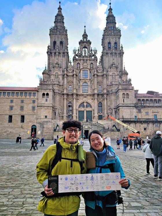 꼬박 한 달을 걸어서 산티아고 대성당에 도착했다. 순례자 여권인 크리덴셜을 들고 기념사진을 담았다.