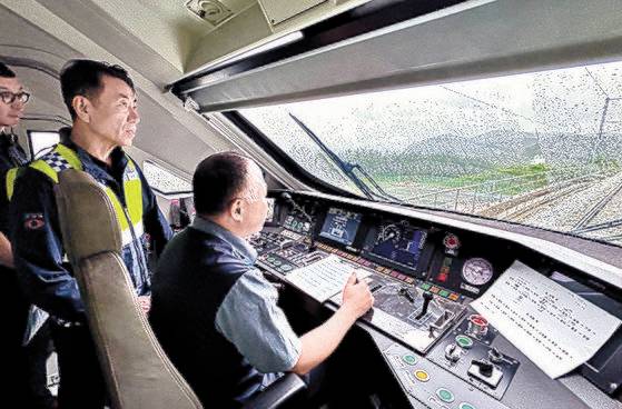 한문희 코레일 사장(왼쪽)이 동해중부선 삼척역~포항역 구간 시운전 열차에 탑승해 시설물 공사 진행 경과를 점검하고 있다. [사진 코레일]