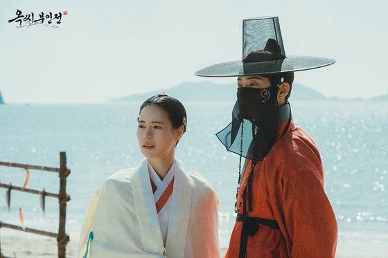 옥태영과 천승휘. 두 사람은 노비 구덕이, 송대감댁 맏아들(서자) 송서인이라는 서로의 과거를 알고 있다. 사진 JTBC