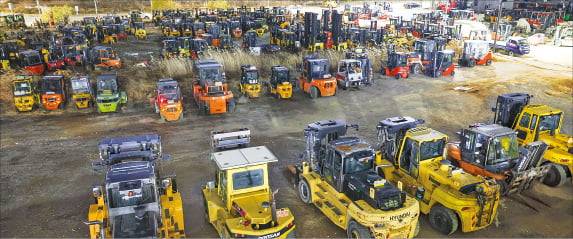 지난 16일 경기 시흥시 기계유통단지 옆 공터에 지게차들이 방치돼 있다. 임형택 기자