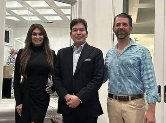 Shinsegae Chairman Chung Yong-jin, center, poses for a photo with Donald Trump Jr., right, and Trump Jr.'s reported girlfriend. Chung posted the photo along with one taken with Trump on his personal Instagram. [SCREEN CAPTURE]