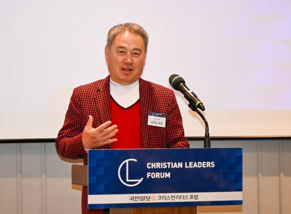 김원길 바이네르 대표가 17일 서울 여의도 국민일보에서 열린 크리스천리더스포럼에서 18세 당시 서울로 올라와 신앙을 갖게 된 이야기를 전하고 있다. 신석현 포토그래퍼