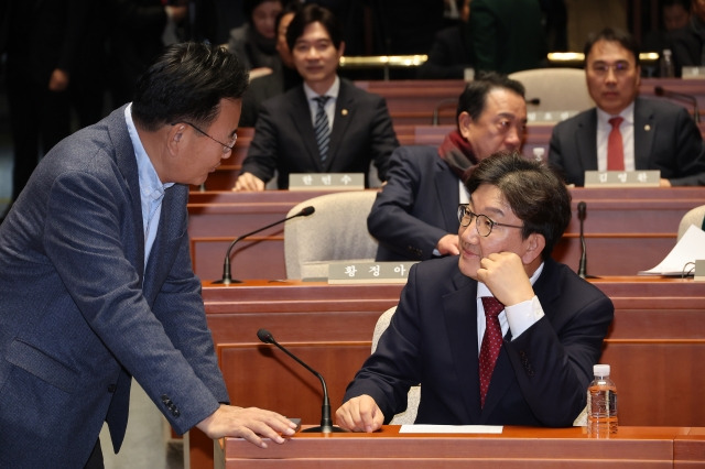 국민의힘 권성동 대표 권한대행 겸 원내대표가 18일 서울 여의도 국회에서 열린 비상의원총회에 참석해 의원들과 대화를 나누고 있다. 연합뉴스