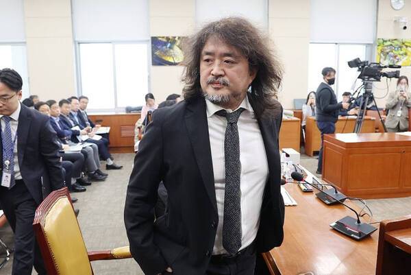 13일 국회 과학기술정보방송통신위원회 전체회의에서 방송인 김어준씨가 계엄 당시 암살조 가동 등 제보 내용을 밝힌 뒤 회의장을 나가고 있다. 연합뉴스