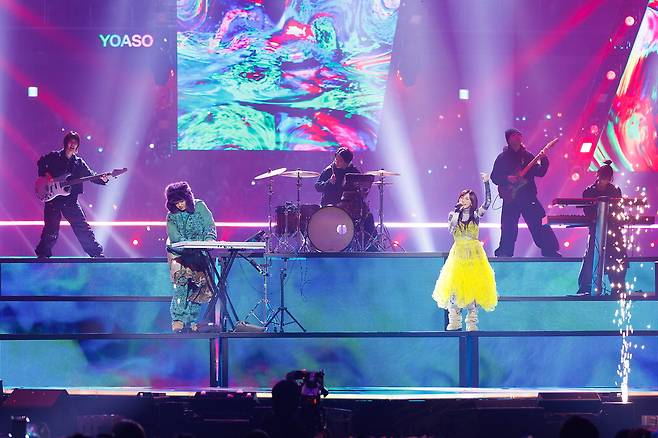 멜론뮤직어워드(MMA)에서 'J팝 페이보릿 아티스트' 부문을 수상한 J팝 듀오 요아소비의 축하무대. 멜론 엑스(옛 트위터)