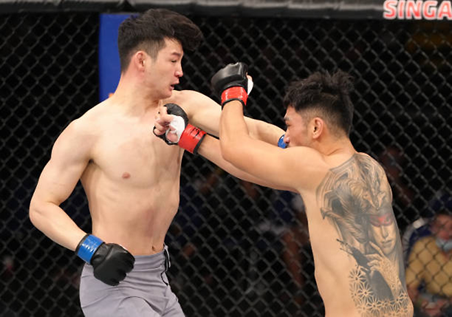 김한슬이 Road to UFC 시즌1 웰터급 원매치에서 받아치는 주먹으로 다운을 뺏고 있다. 사진=TKO