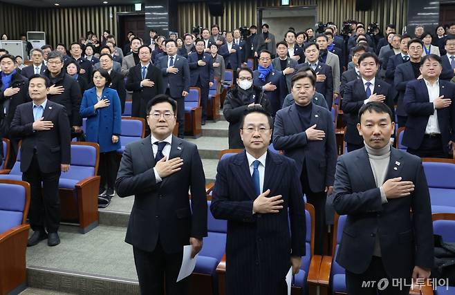 [서울=뉴시스] 권창회 기자 = 박찬대 더불어민주당 원내대표를 비롯한 의원들이 16일 오후 서울 여의도 국회에서 열린 의원총회에서 국민의례를 하고 있다. 2024.12.16. kch0523@newsis.com /사진=권창회