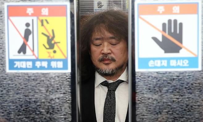 방송인 김어준 씨가 지난 13일 서울 여의도 국회 과학기술정보방송통신위원회에서 열린 계엄관련 현안질의에서 증언을 마치고 엘레베이터를 타고 이동하고 있다. 뉴시스