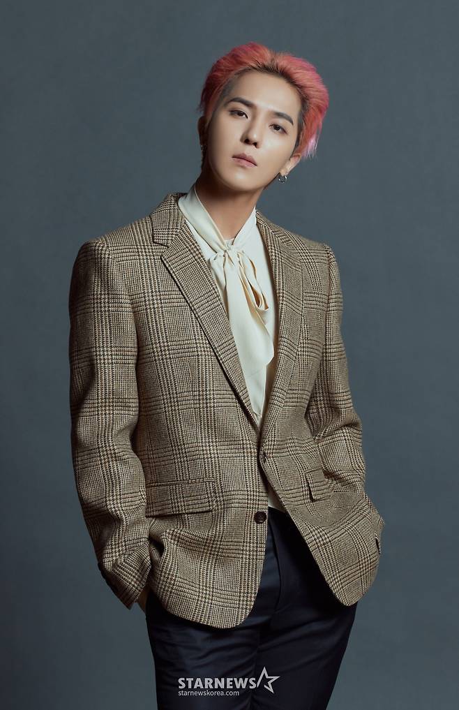 가수 송민호(MINO)가 30일 오후 온라인 생중계로 진행된 두번째 솔로 앨범 'TAKE' 발매 기자간담회에 앞서 포즈를 취하고 있다. /사진제공=YG엔터테인먼트