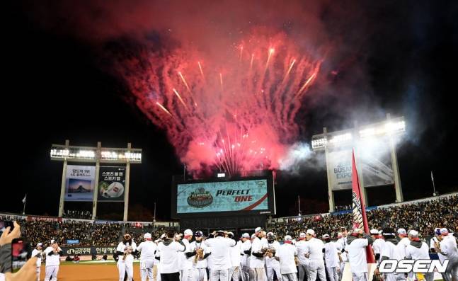 LG 선수들의 우승 세리머니 모습.