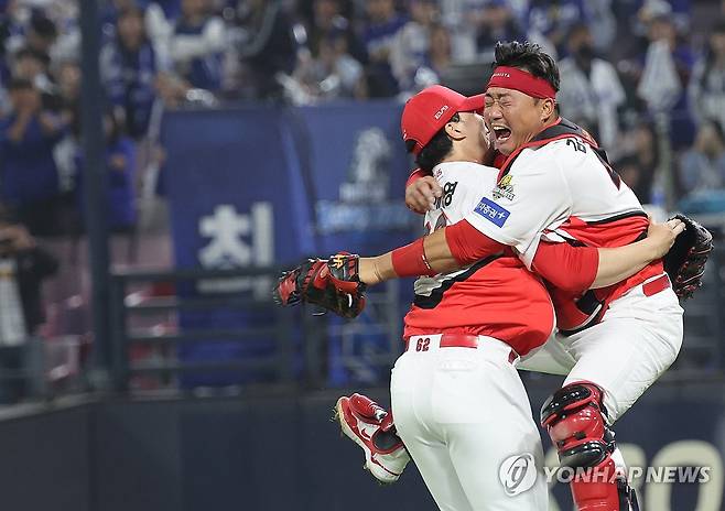 환호하는 정해영과 김태군 (광주=연합뉴스) 신현우 기자 = 28일 광주 기아챔피언스필드에서 열린 2024 신한 SOL뱅크 KBO 포스트시즌 한국시리즈 5차전 삼성 라이온즈와 KIA 타이거즈의 경기. KIA 투수 정해영이 승리를 한 뒤 포수 김태군과 환호하고 있다. 2024.10.28 nowwego@yna.co.kr
