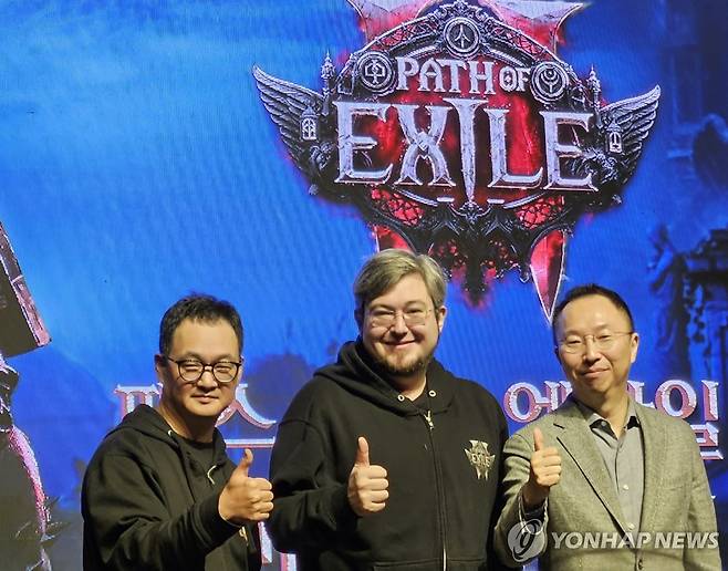 패스 오브 엑자일 2 미디어 간담회 (서울=연합뉴스) 김현수 기자 = 29일 서울 성동구 보테가마지오에서 열린 '패스 오브 엑자일(POE) 2' 미디어 간담회에서 참석자들이 포즈를 취하고 있다. 
    김상구 카카오게임즈 본부장(왼쪽부터), 조나단 로저스 그라인딩 기어 게임즈 총괄 디렉터, 한상우 카카오게임즈 대표. 2024.11.29 hyunsu@yna.co.kr