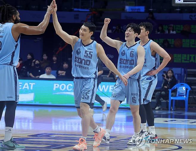 고양 소노 연패 탈출...웃는 이정현 (고양=연합뉴스) 김병만 기자 = 18일 경기도 고양소노아레나에서 열린 프로농구 고양 소노-수원 KT 경기. 11연패 후 첫 승을 따낸 고양 소노 선수들이 기뻐하고 있다. 2024.12.18 kimb01@yna.co.kr