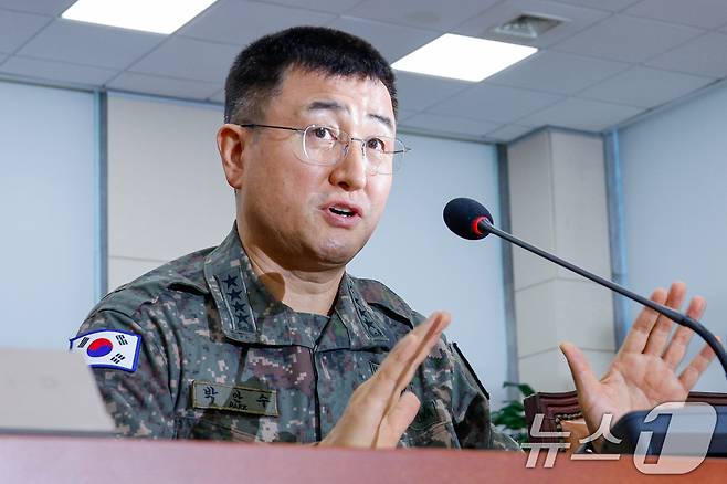 계엄사령관을 맡았던 박안수 육군참모총장이 5일 오전 서울 여의도 국회에서 열린 국방위원회 전체회의 비상계엄 선포 경과 및 병력동원 관련 현안질의에 출석해 '계엄 선포를 뉴스롤 보고 알았다'는 취지의 답을 하고 있다. 2024.12.5/뉴스1 ⓒ News1 안은나 기자