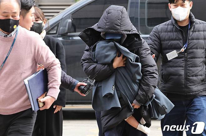 배우 故이선균에게 협박해 수천만 원을 받은 20대 전직배우가 지난해 12월 28일 오후 인천 미추홀구 인천지방법원에서 열린 구속 전 피의자 심문(영장실질심사)에 출석하고 있다. 2023.12.28/뉴스1 ⓒ News1 장수영 기자