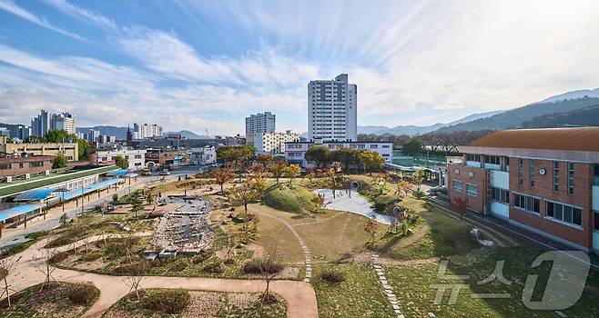 경남 밀양 밀주초등학교의 공원 운동장 모습. (교육부 제공)