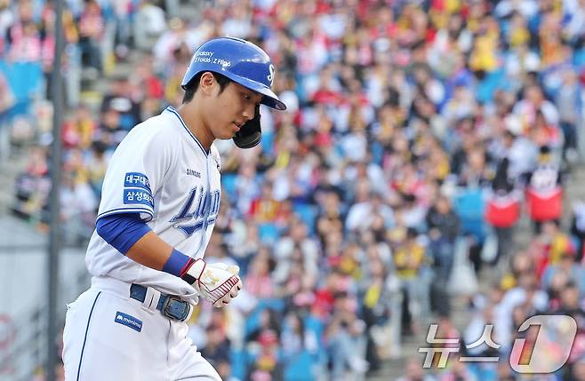 26일 오후 대구 삼성라이온즈파크에서 열린 프로야구 '2024 신한 SOL 뱅크 KBO 포스트시즌' 한국시리즈 4차전 KIA 타이거즈와 삼성 라이온즈의 경기 5회말 삼성 공격 선두타자 이재현이 솔로 홈런을 친 뒤 홈으로 달리고 있다. 2024.10.26/뉴스1 ⓒ News1 장수영 기자