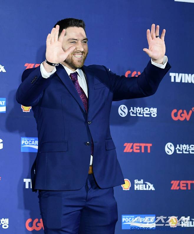 13일 오후 서울 삼성동 코엑스 오디토리움에서 2024 KBO골든글러브 시상식이 열렸다. 시상식에 앞서 열린 레드카펫 행사에 참석한 오스틴. 코엑스=송정헌 기자songs@sportschosun.com/2024.12.13/
