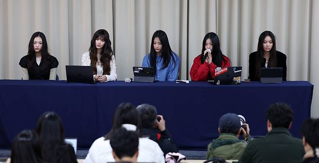 그룹 뉴진스가 11월 28일 서울 강남구 스페이스쉐어 삼성역센터에서 어도어와의 전속계약 해지를 선언하고 있다. /뉴스1