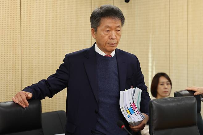 5일 오전 서울 중구 인권위에서 열린 2024년 제23차 상임위원회에서 김용원 위원이 자리에 앉고 있다. 김영원 기자 forever@hani.co.kr