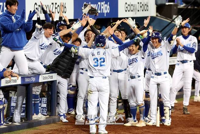 2024 프로야구 KBO 포스트시즌 삼성라이온즈와 KIA타이거즈의 한국시리즈(KS) 3차전 경기가 25일 오후 대구 삼성라이온즈파크에서 열렸다. 7회말 무사 김헌곤이 솔로홈런을 치고 홈인해 동료들의 축하를 받고 있다. 대구=김민규 기자 mgkim1@edaily.co.kr /2024.10.25/