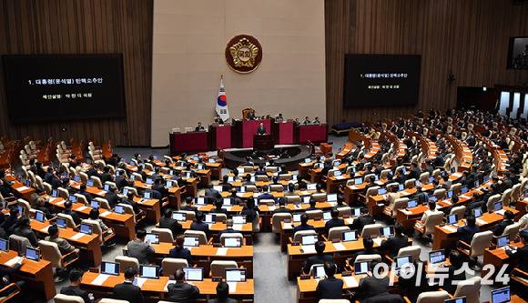 박찬대 더불어민주당 원내다표가 지난 14일 국회 본회의장에서 윤석열 대통령 탄핵소추안을 설명하고 있다. [사진=곽영래 기자]